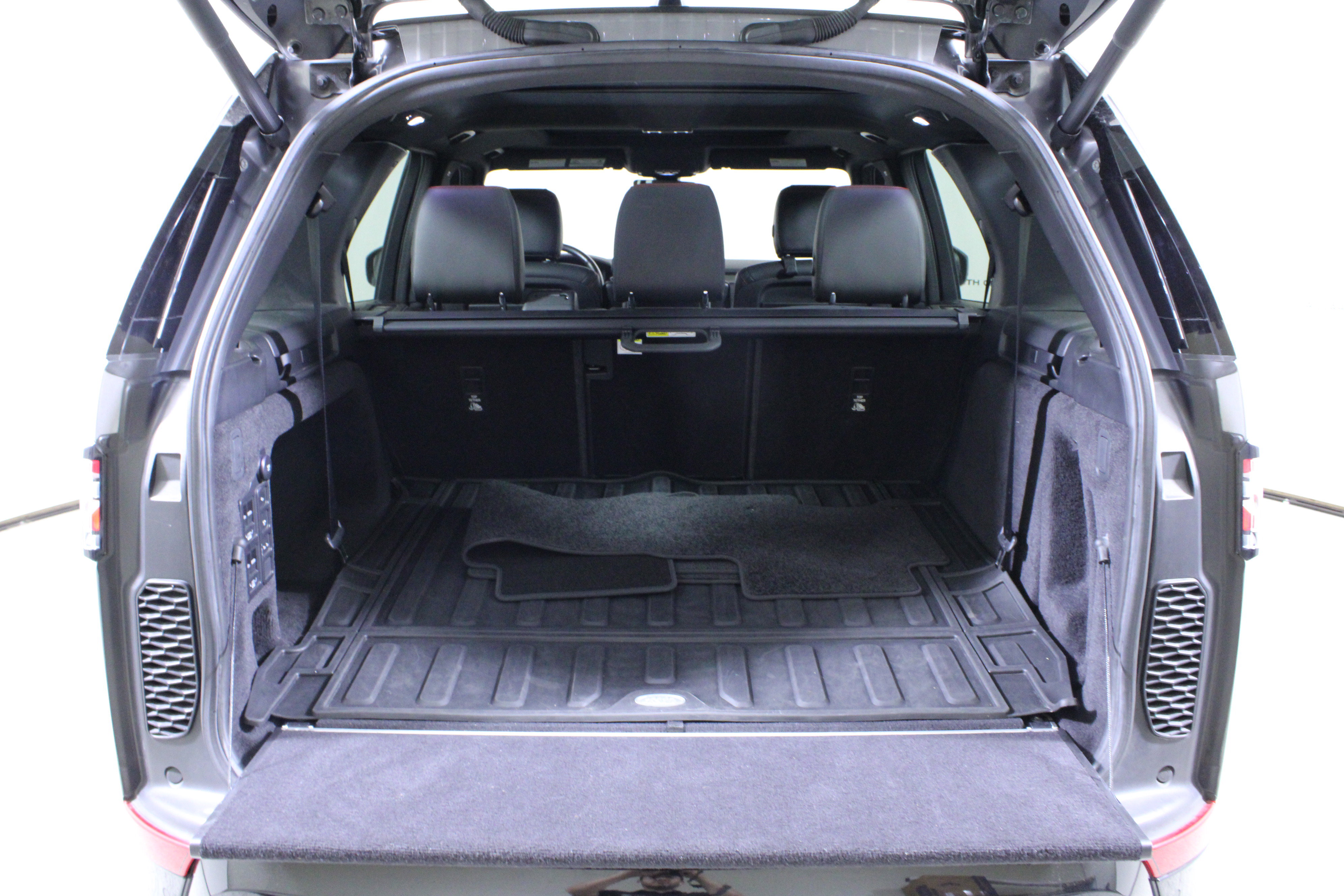 Used 2020 Land Rover Discovery HSE image 11