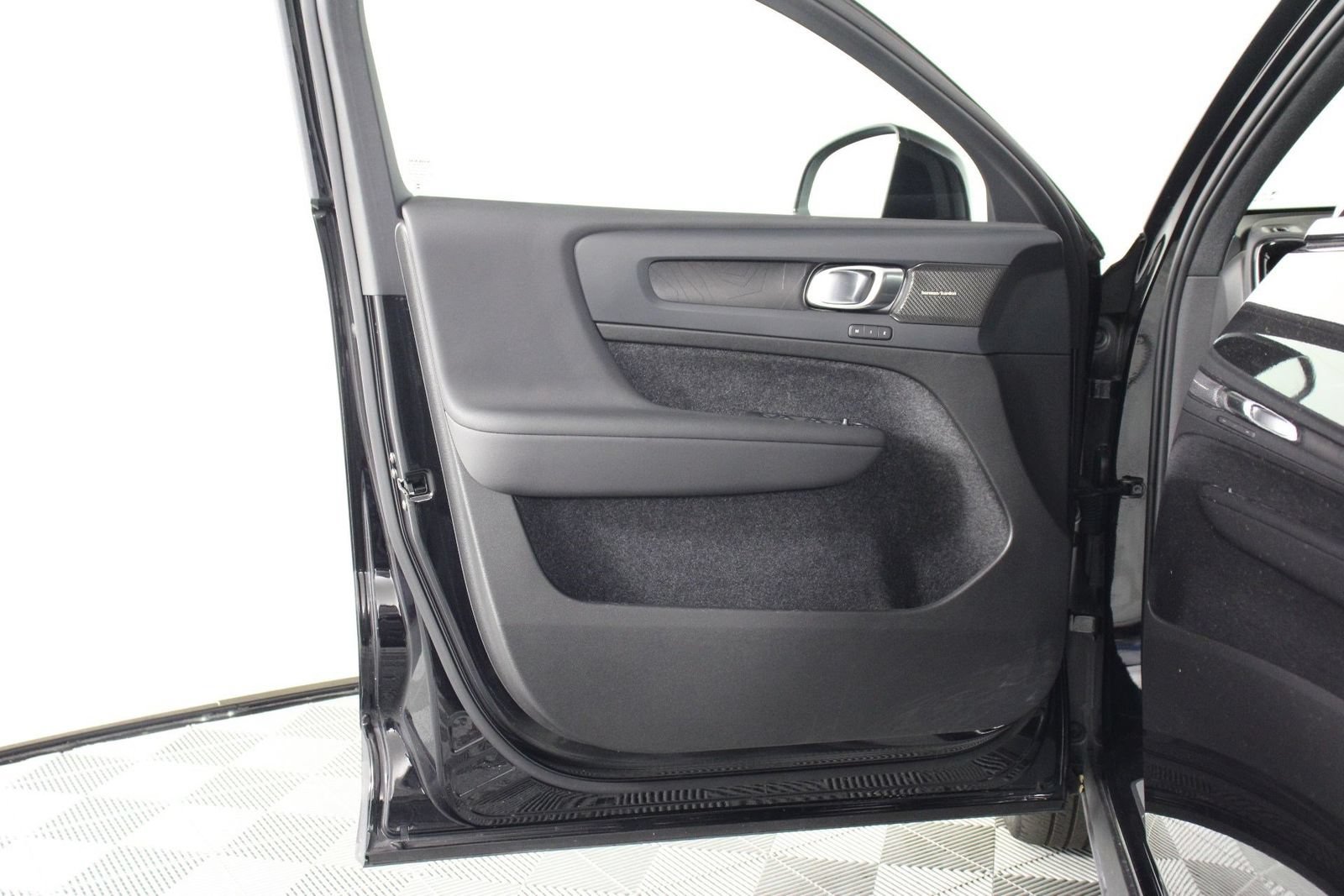 Certified 2023 Volvo C40 P8 Recharge Ultimate w/ Protection Package Premier AWD/4WD image 17