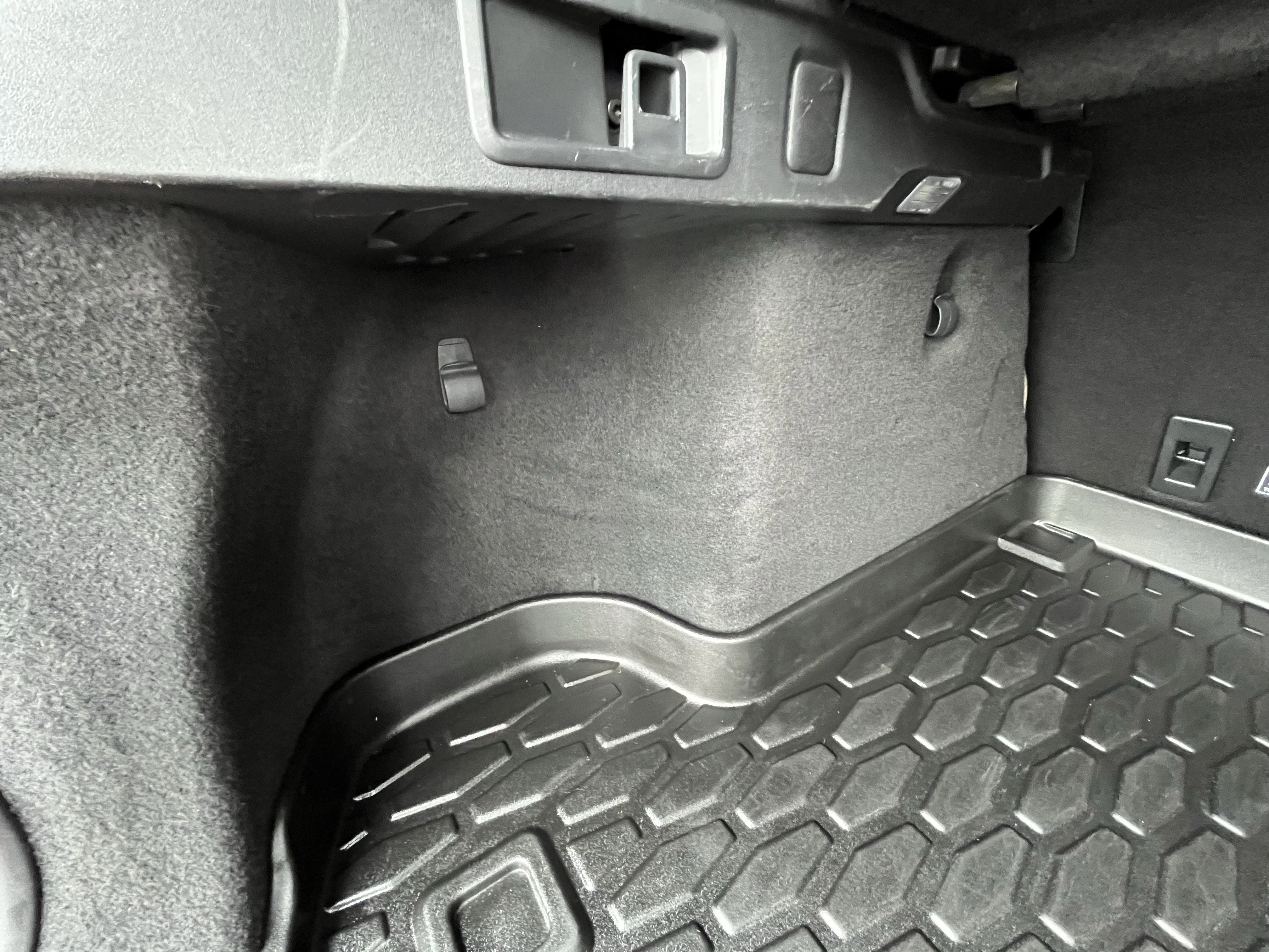 Used 2018 Jaguar F-PACE Premium image 35