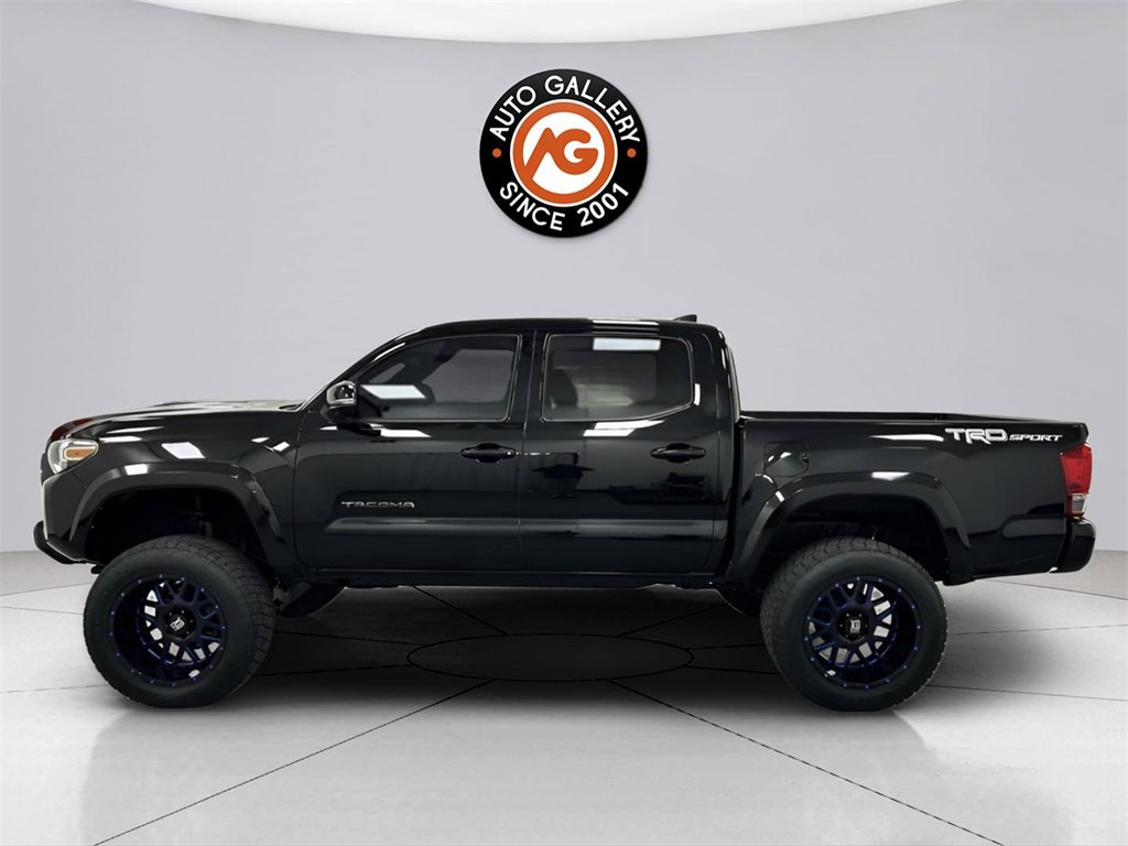 Used 2016 Toyota Tacoma TRD Sport image 4