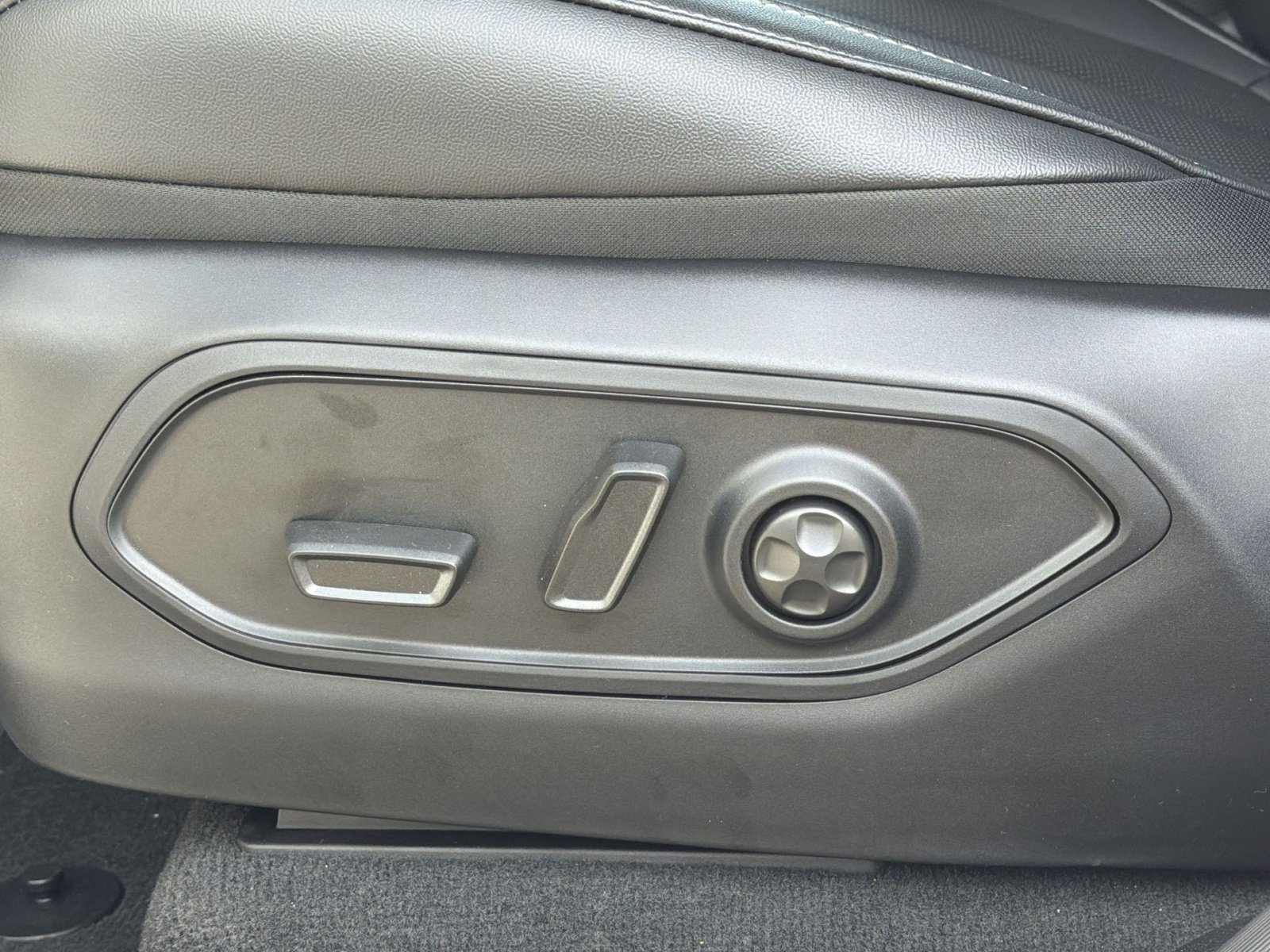 New 2025 Jeep Grand Cherokee Limited w/ Luxury Tech Group II image 14