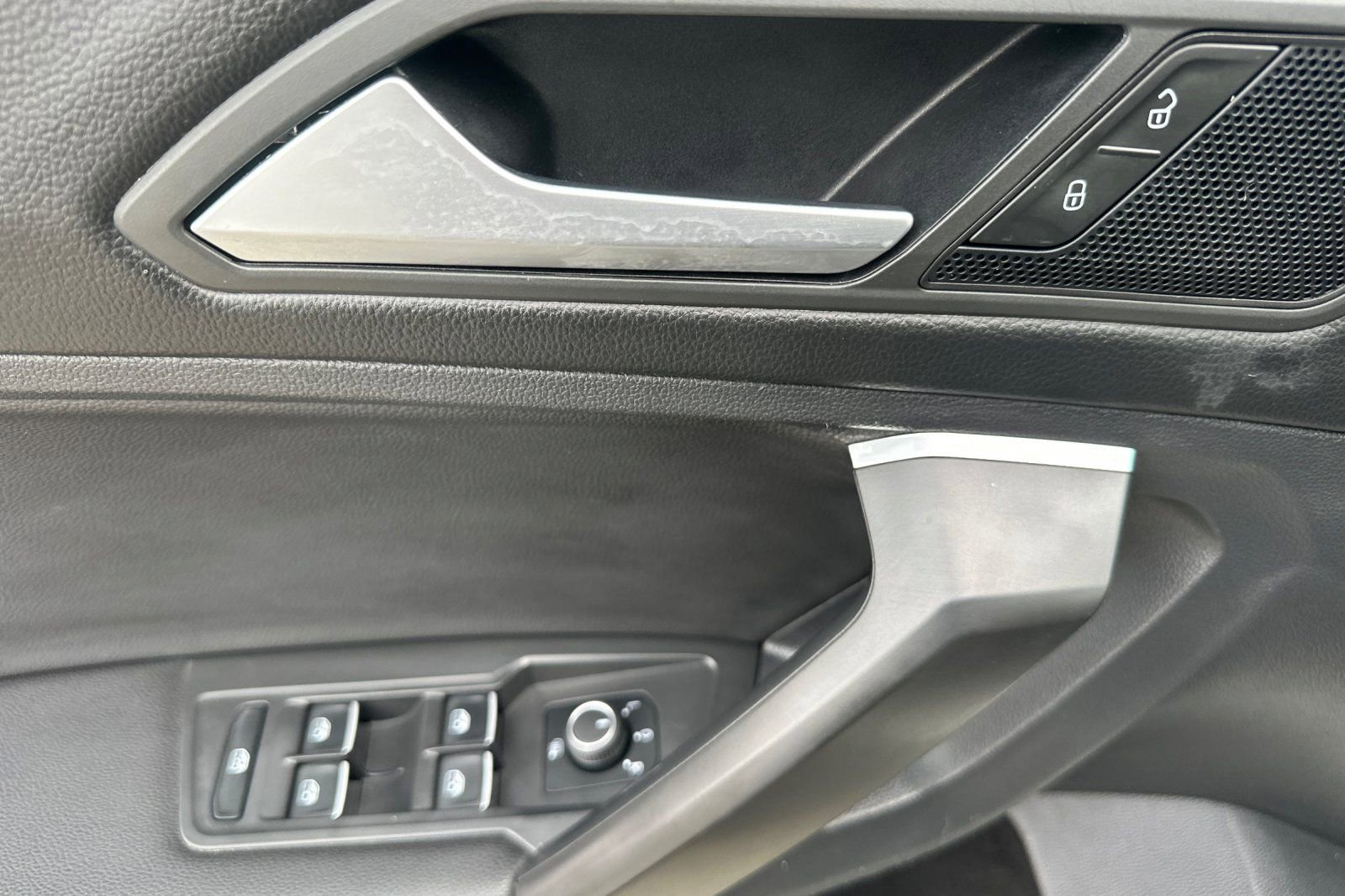 Used 2021 Volkswagen Tiguan SE w/ Panoramic Sunroof Package image 11