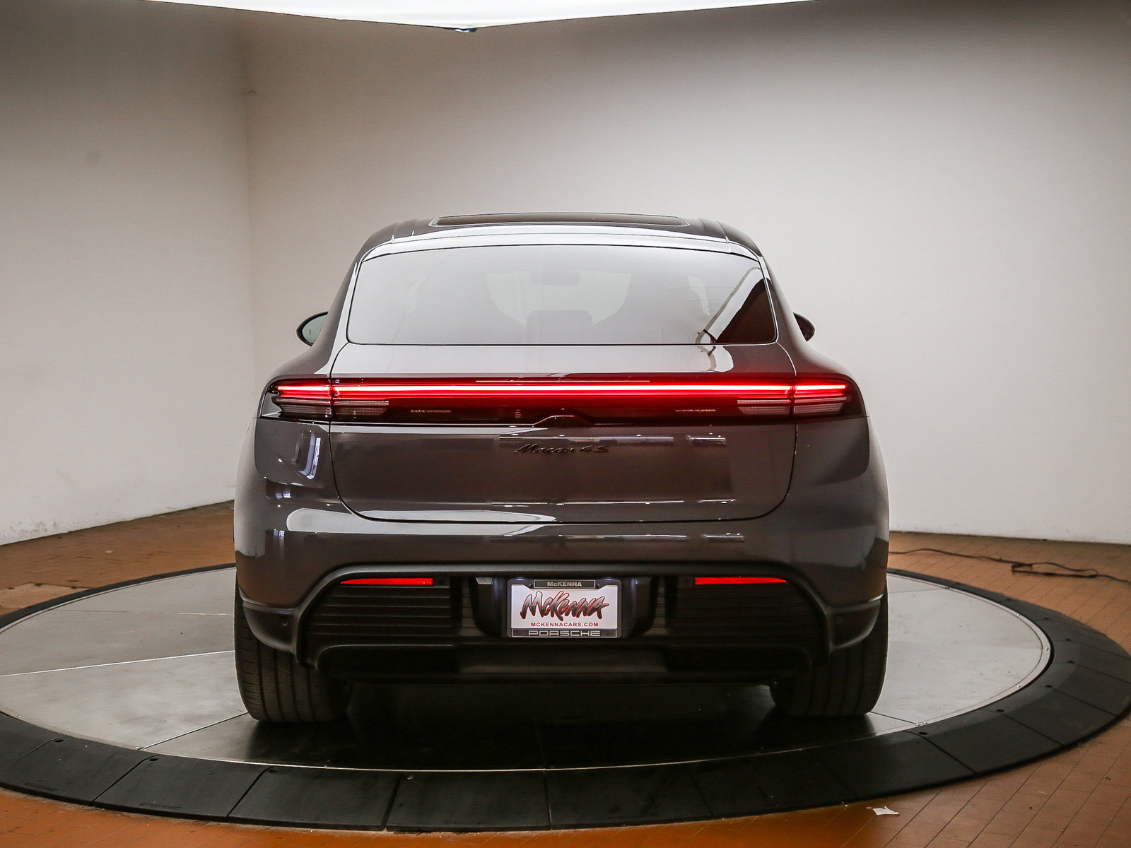 Certified 2025 Porsche Macan 4S Electric AWD/4WD image 7