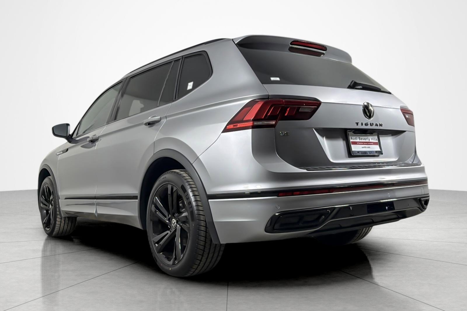 Used 2023 Volkswagen Tiguan SE R-Line FWD image 3