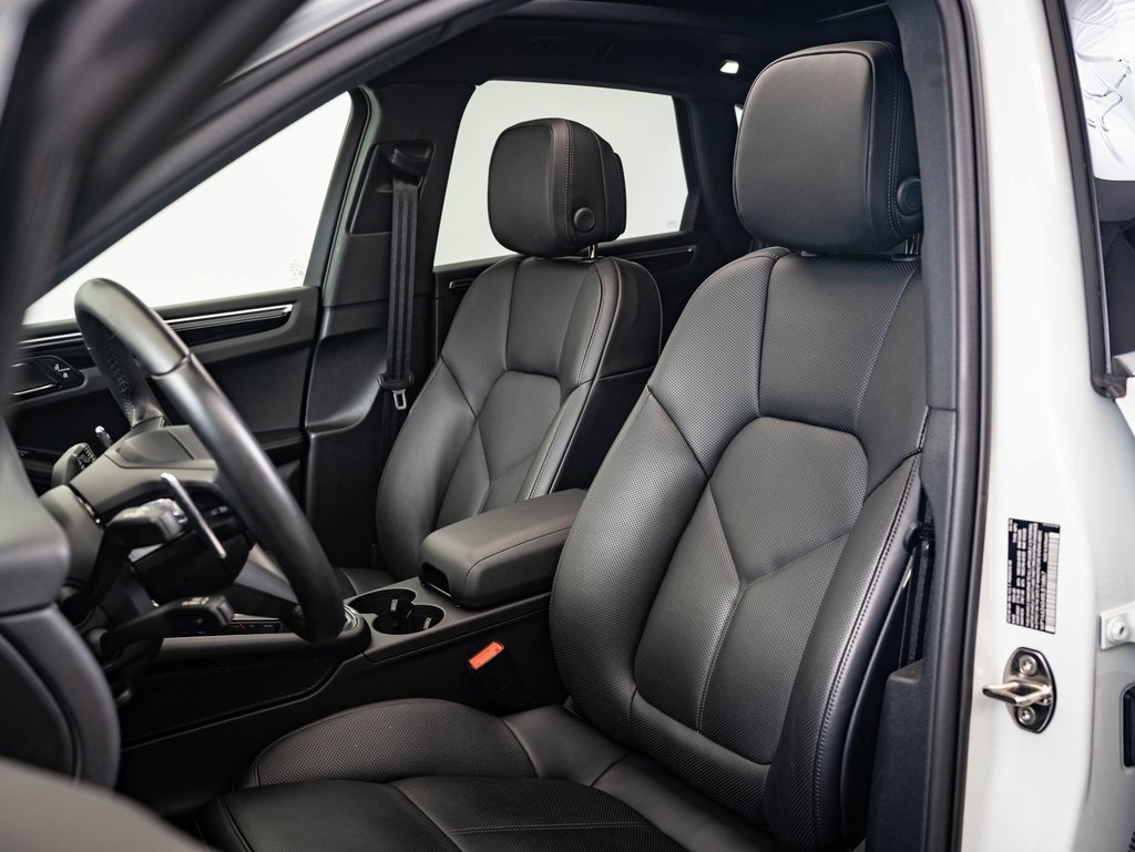 Certified 2024 Porsche Macan image 5