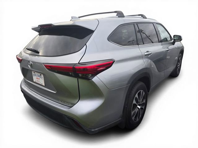 Used 2022 Toyota Highlander XLE AWD/4WD image 14