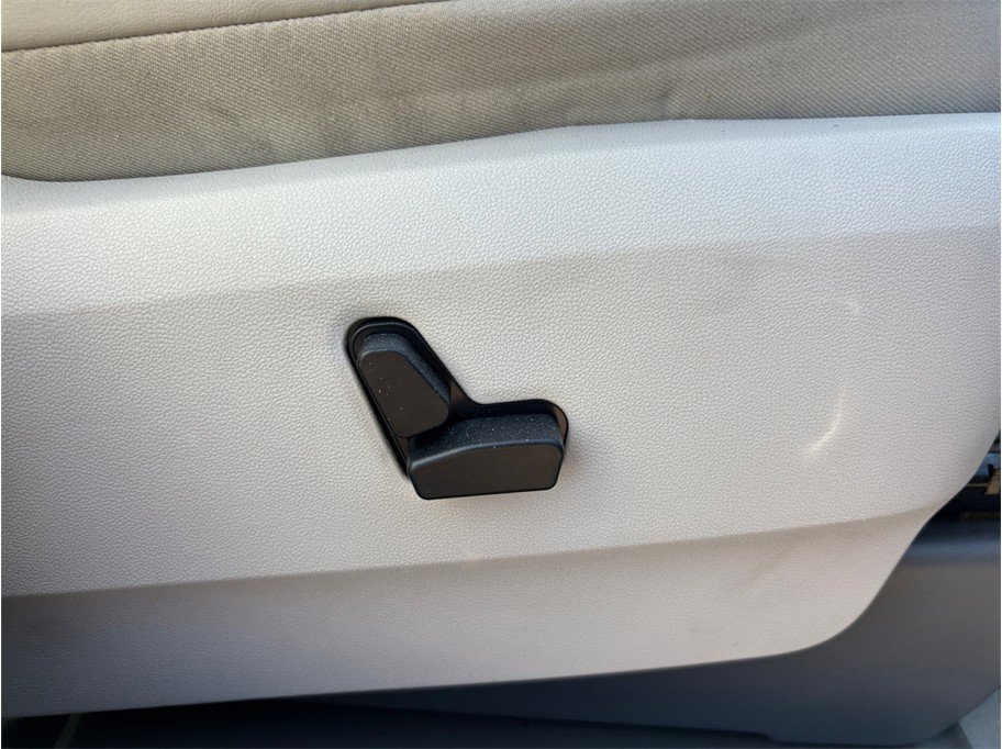 Used 2010 Chrysler Town & Country Limited image 40