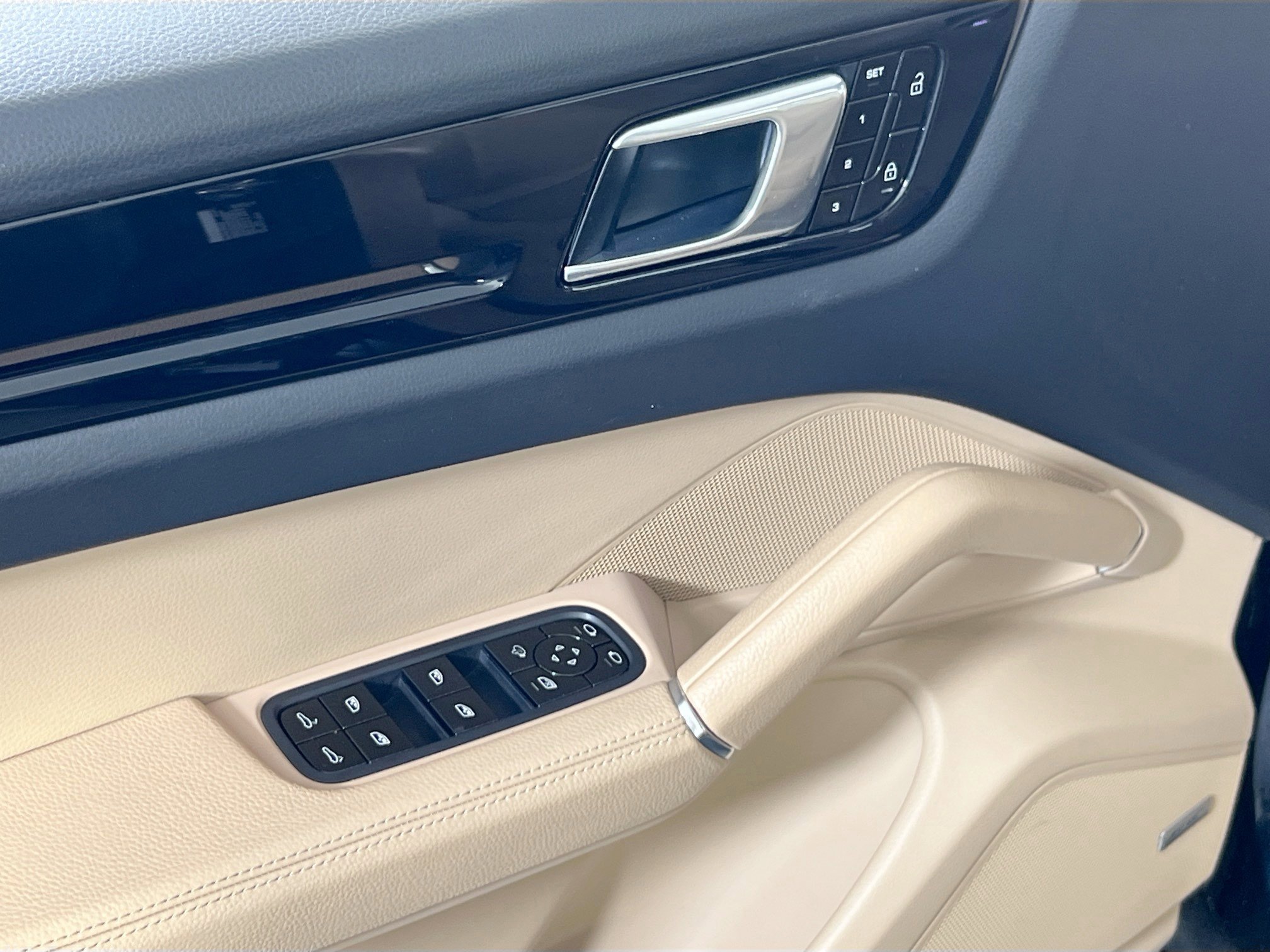 Used 2021 Porsche Cayenne image 18