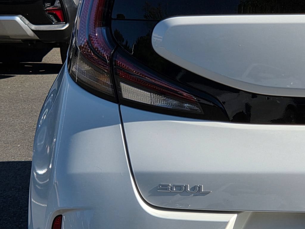 Used 2025 Kia Soul LX w/ LX Technology Package FWD image 32