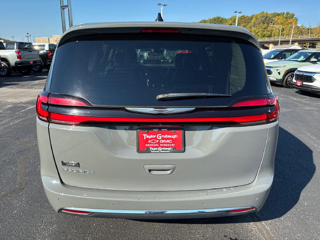 Used 2023 Chrysler Pacifica Touring-L FWD image 7