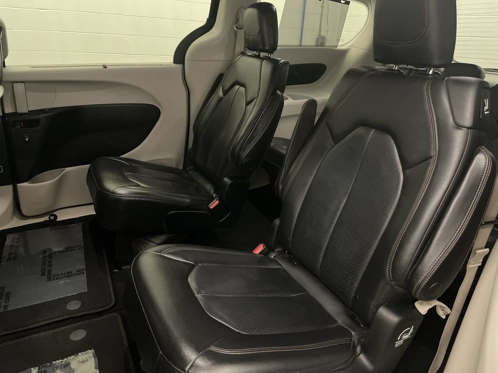 Used 2019 Chrysler Pacifica Touring-L Plus FWD image 18