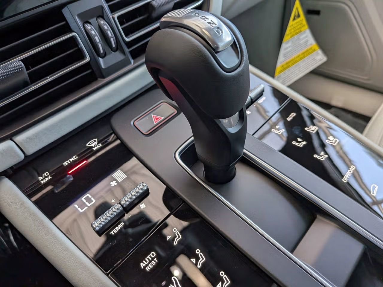 Certified 2025 Porsche Macan AWD/4WD image 21