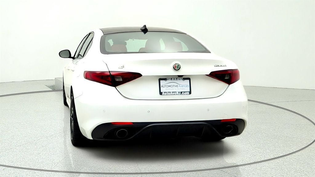 Used 2023 Alfa Romeo Giulia Veloce AWD/4WD image 6