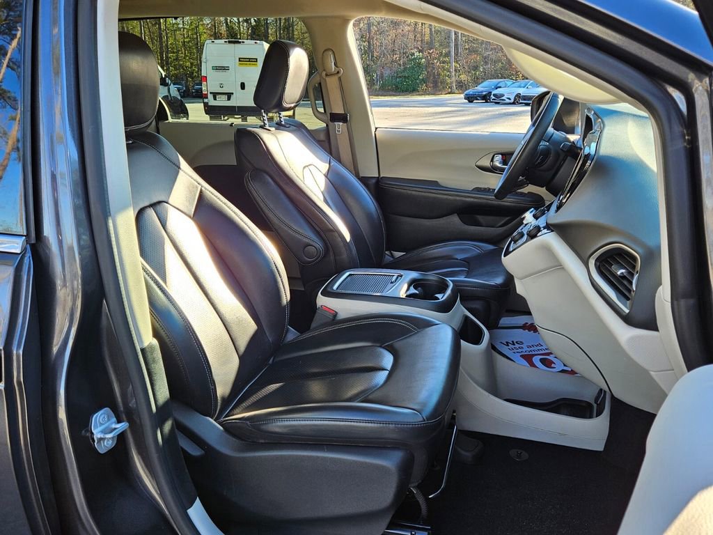 Used 2023 Chrysler Pacifica Touring-L image 16