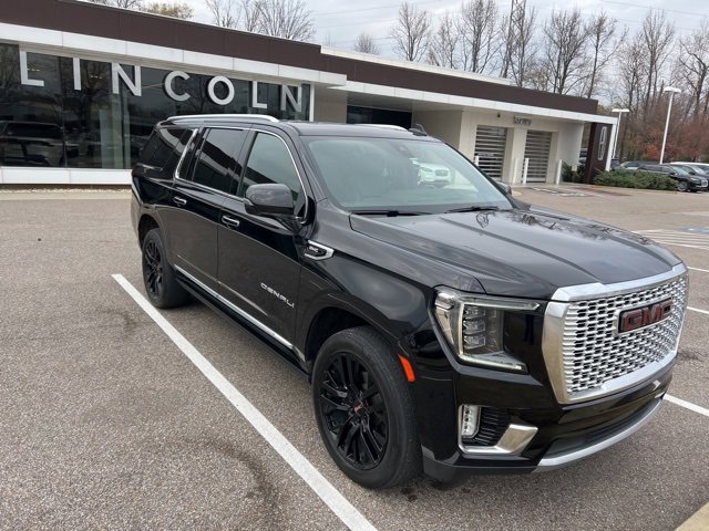 Used 2021 GMC Yukon XL Denali w/ Denali Premium Package image 3