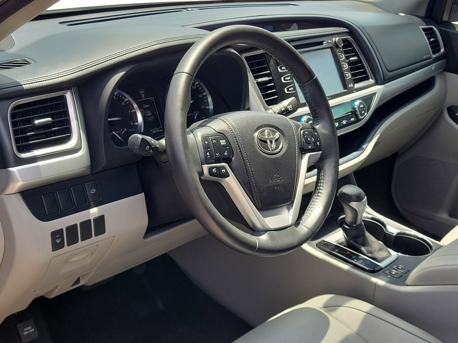 Used 2015 Toyota Highlander XLE FWD image 10