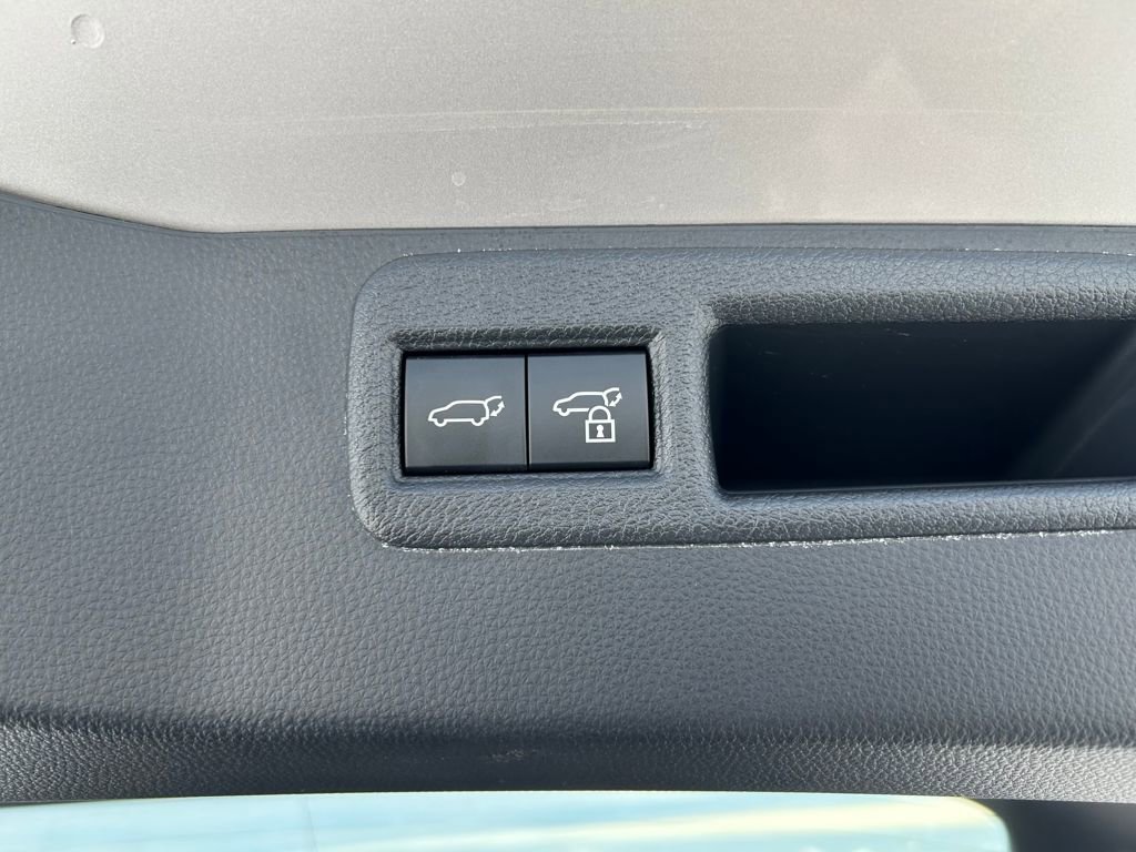 Used 2024 Toyota Venza XLE image 27