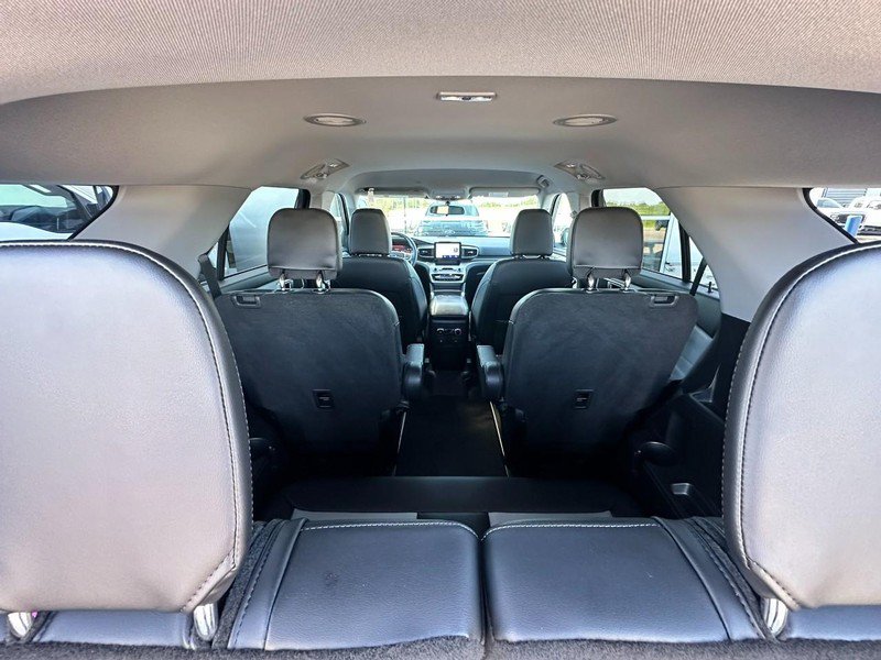 Used 2024 Ford Explorer XLT w/ Equipment Group 202A AWD/4WD image 17