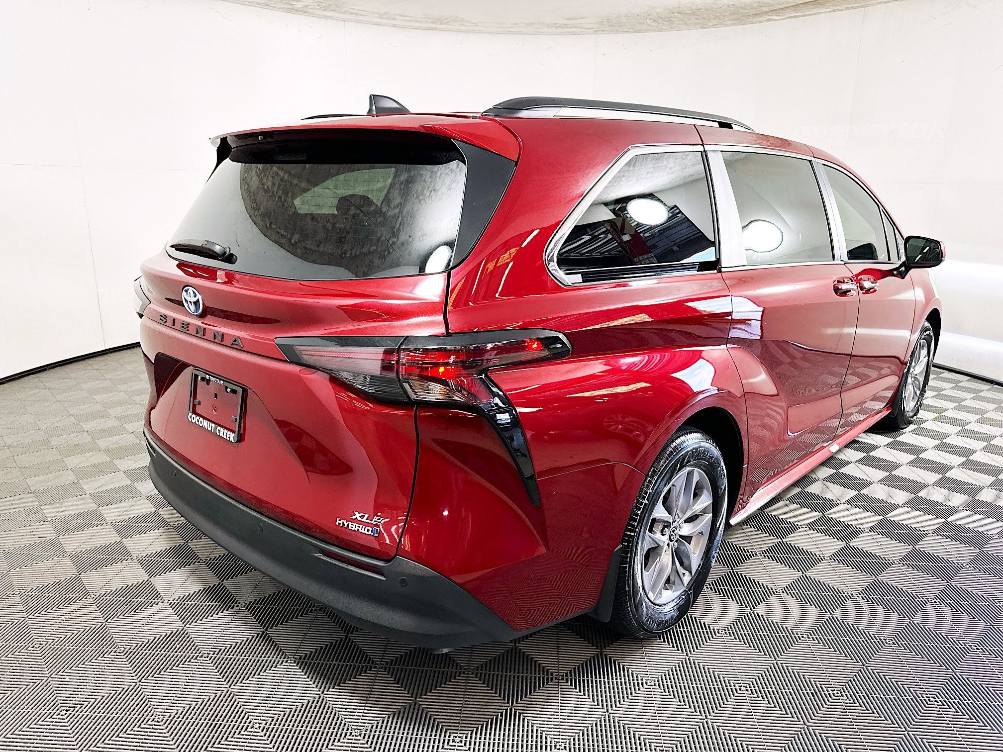 Used 2024 Toyota Sienna XLE FWD image 3