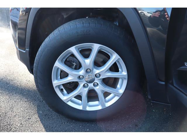 Used 2016 Jeep Cherokee Latitude w/ Cold Weather Group AWD/4WD image 17