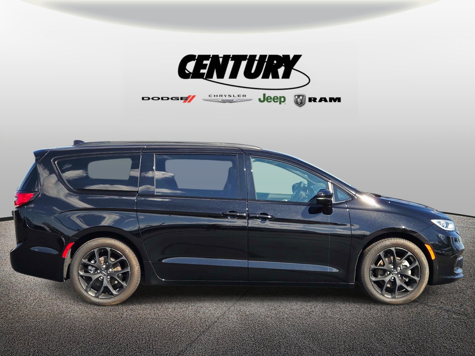 Used 2024 Chrysler Pacifica Limited w/ S Appearance Package FWD image 2