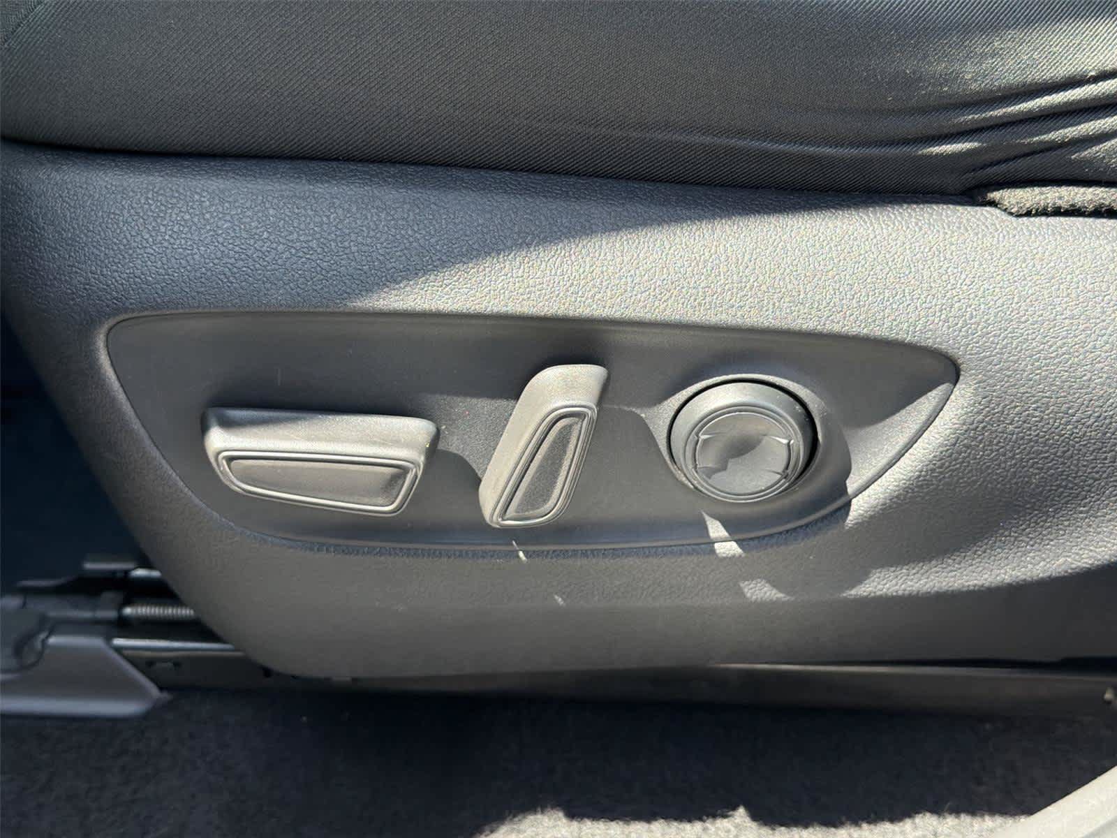 Used 2025 Toyota RAV4 XLE FWD image 24