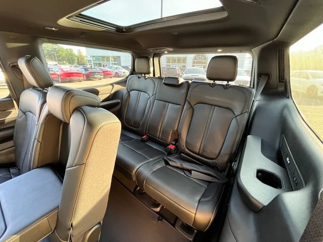 Used 2023 Jeep Wagoneer Series III w/ Premium Group I AWD/4WD image 27