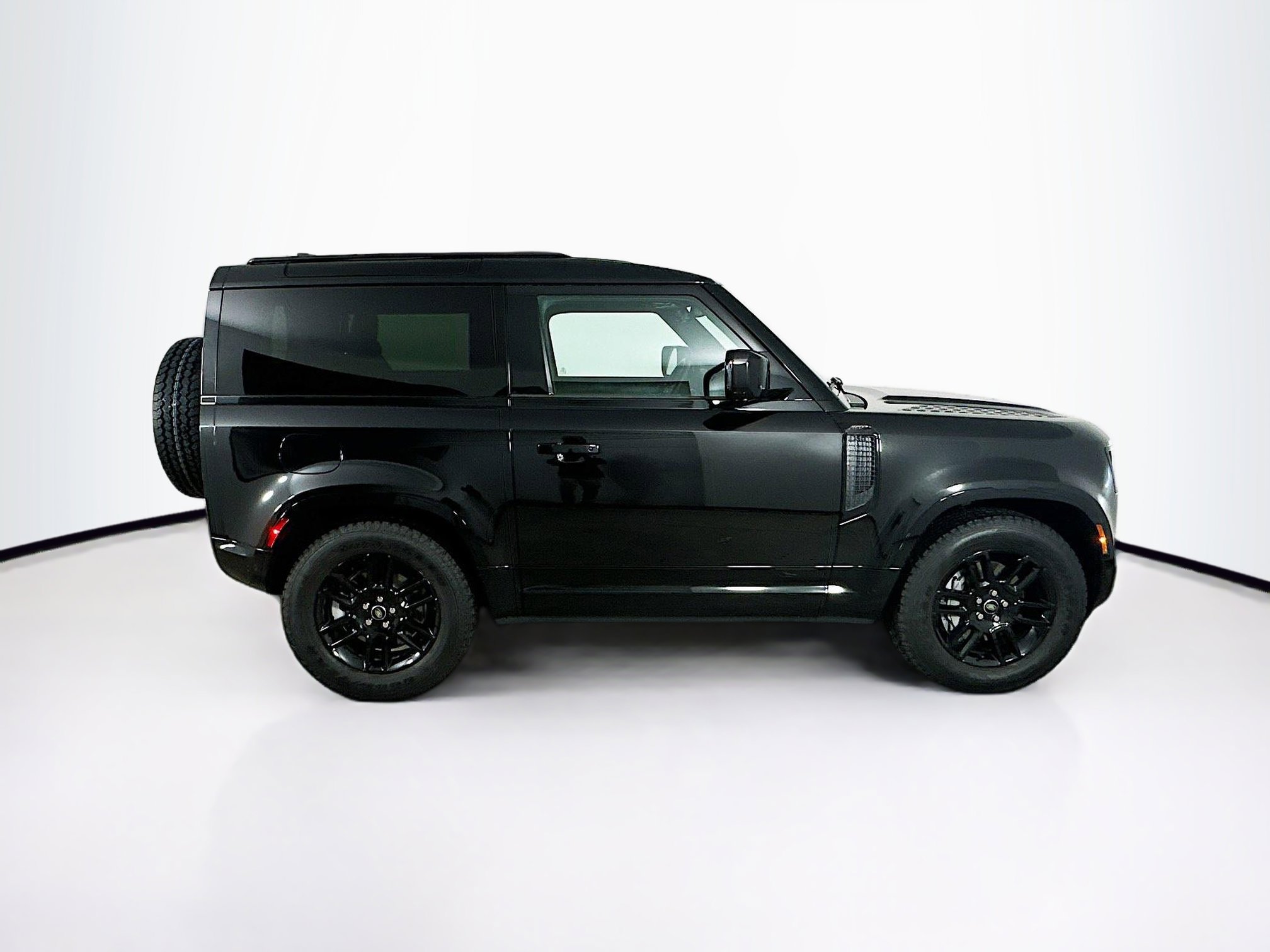 Used 2024 Land Rover Defender 90 X-Dynamic SE image 5
