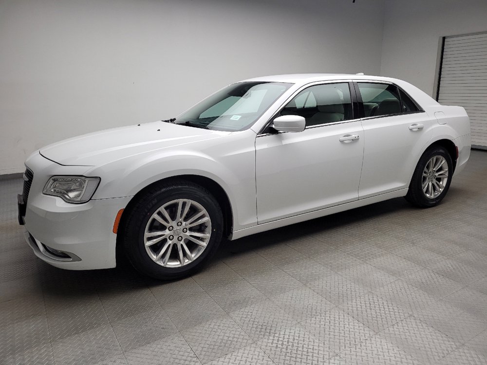 Used 2019 Chrysler 300 Touring w/ Driver Convenience Group RWD image 2