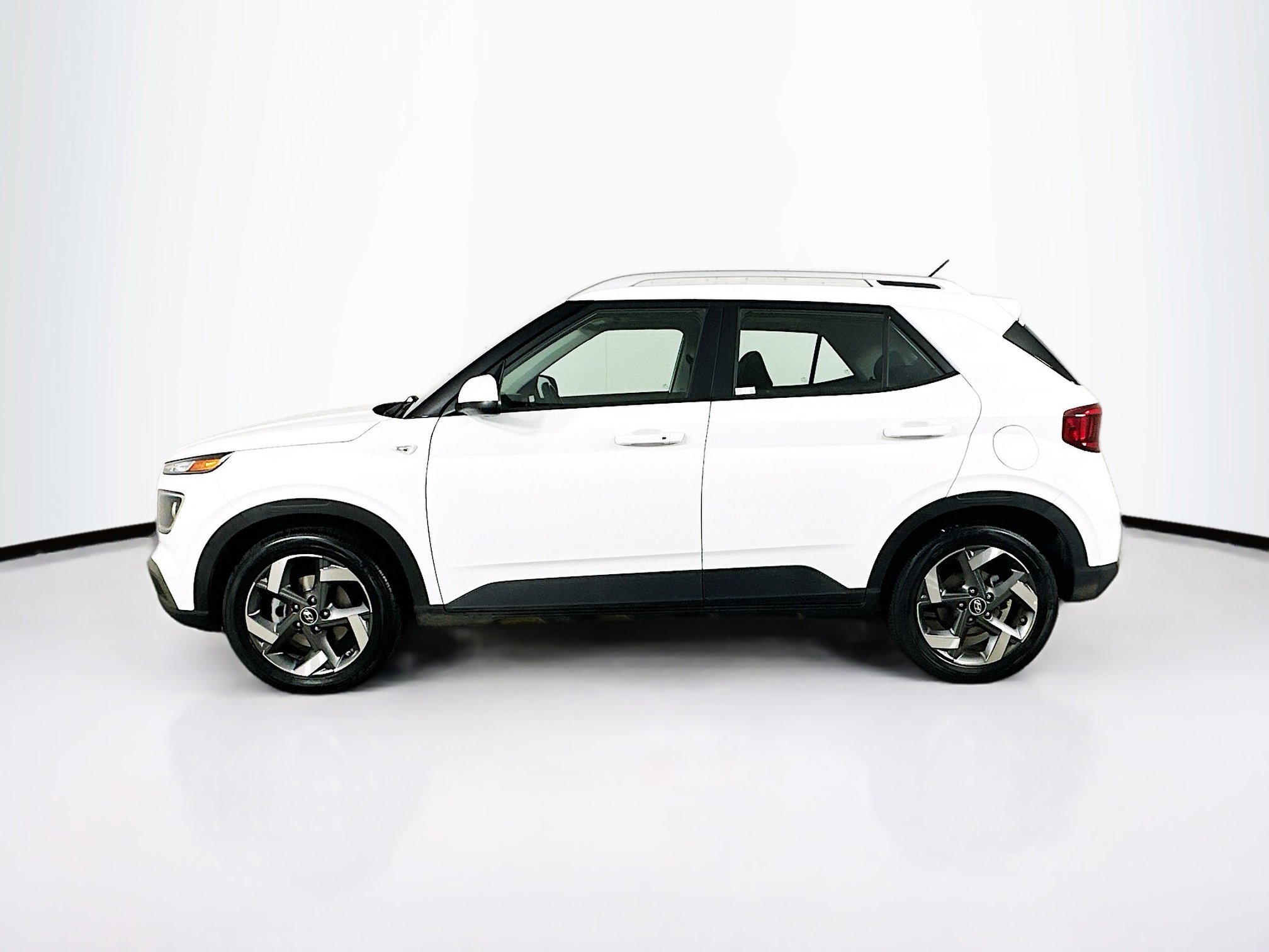 Used 2025 Hyundai Venue SEL FWD image 4