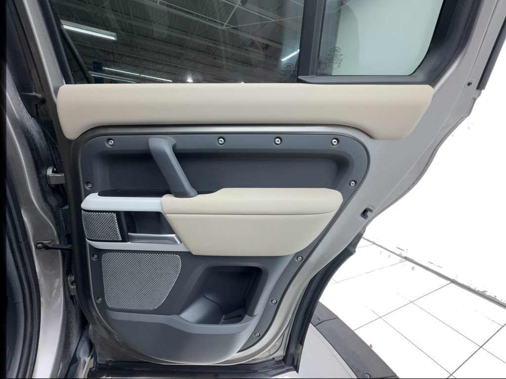 Used 2024 Land Rover Defender 130 S image 28