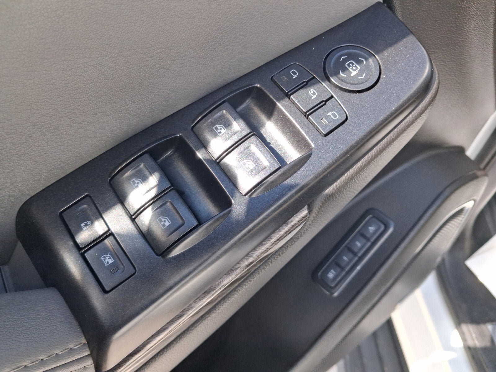 Used 2017 Chevrolet Suburban LT AWD/4WD image 17