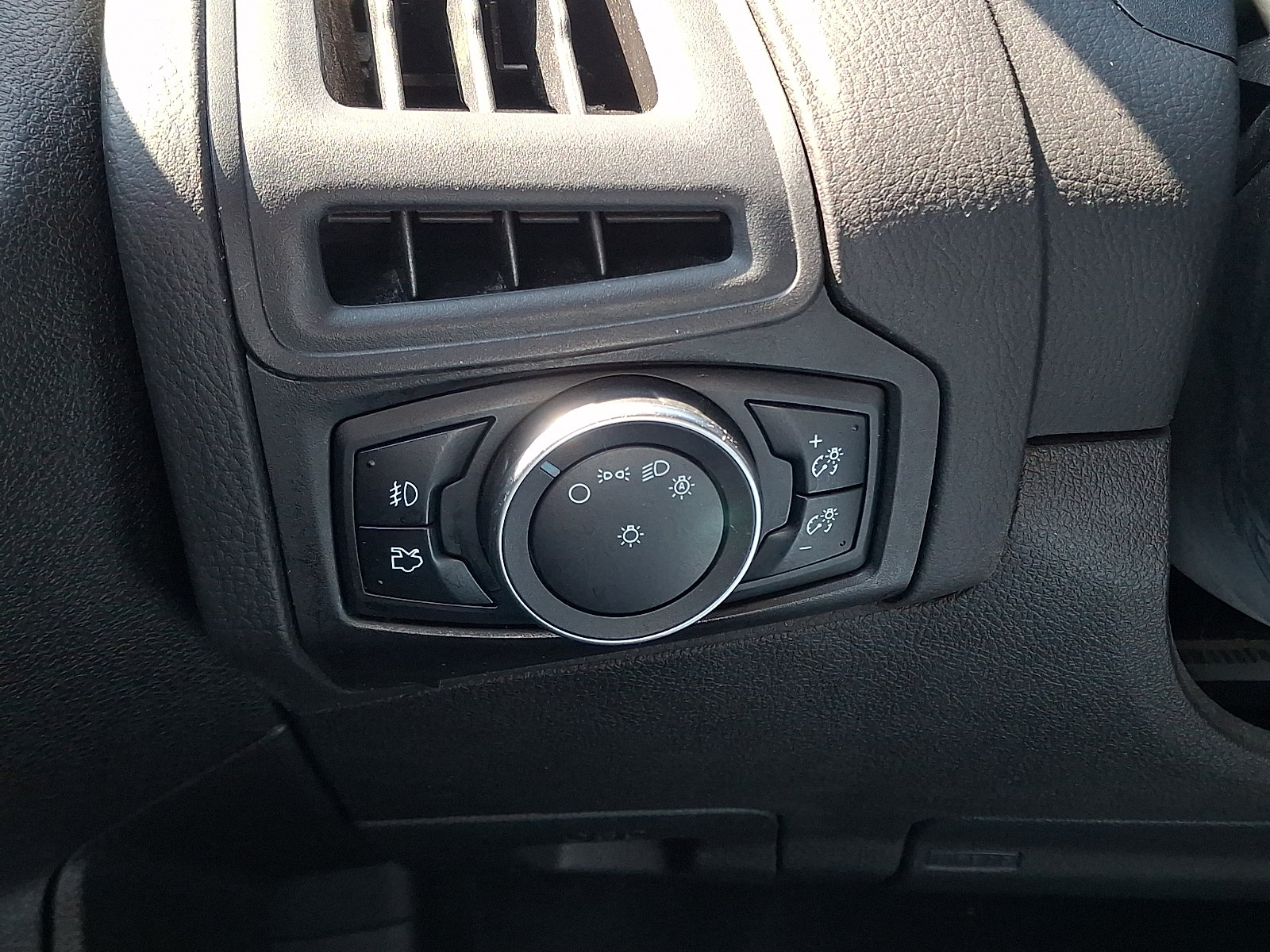 Used 2016 Ford Focus SE w/ Equipment Group 201A FWD image 29