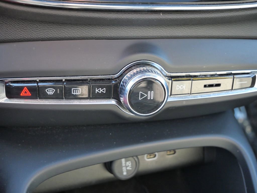 Used 2024 Volvo XC40 B5 Core image 44