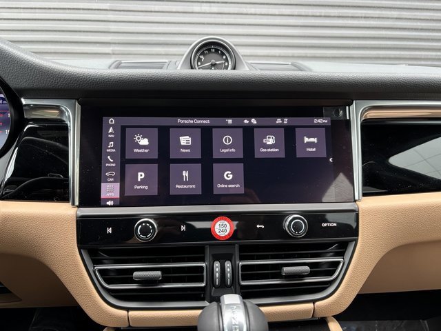 Certified 2025 Porsche Macan image 19