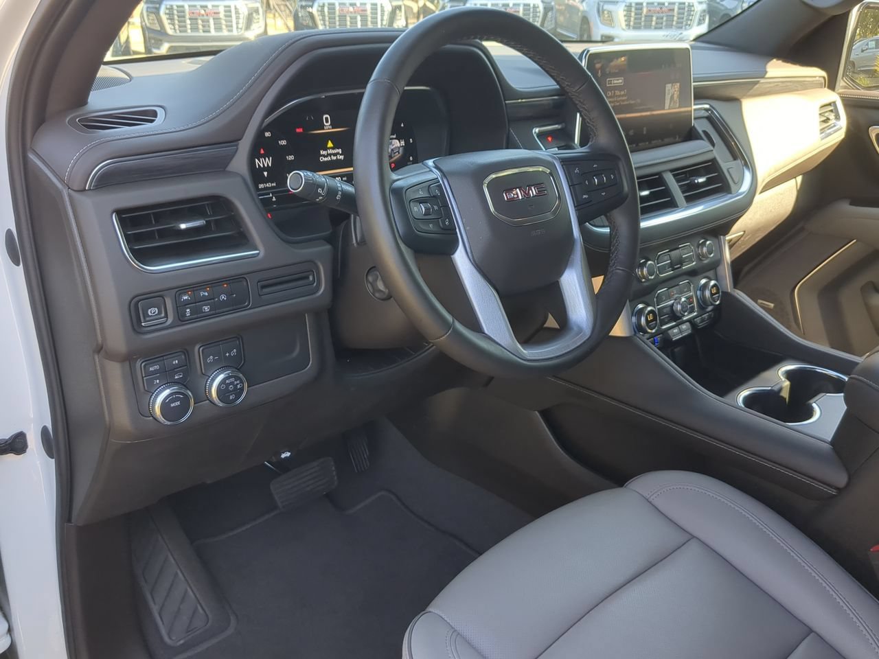 Used 2023 GMC Yukon XL SLT w/ SLT Luxury Package AWD/4WD image 10