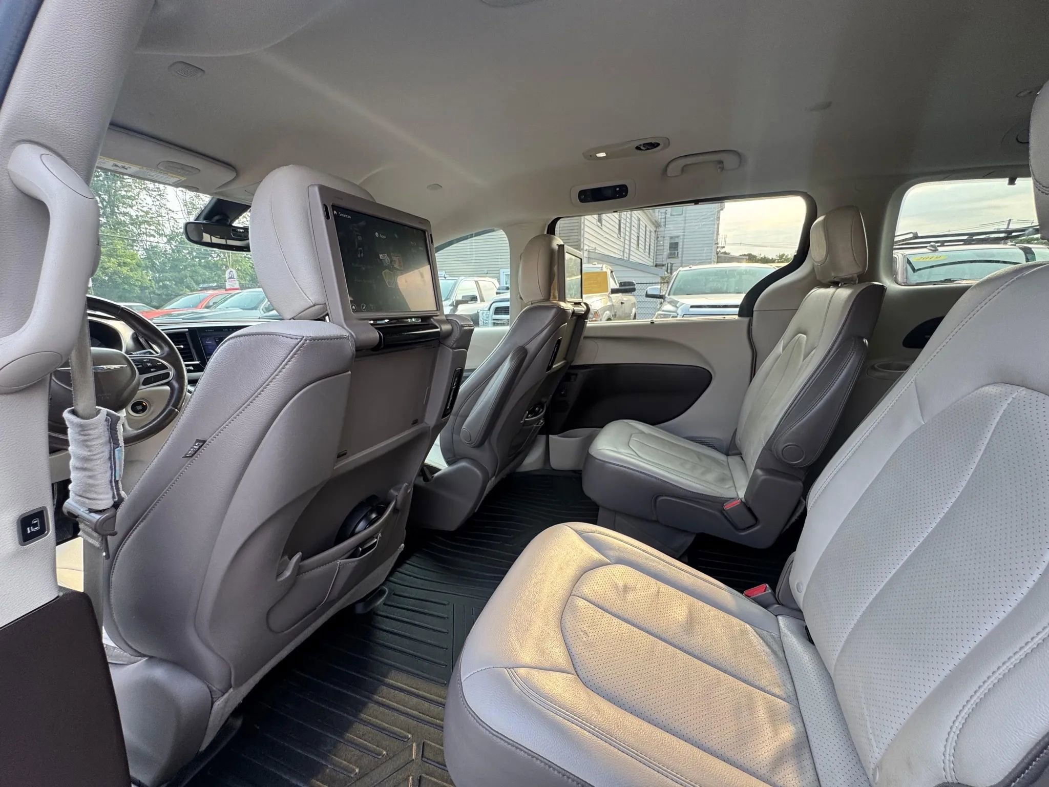 Used 2017 Chrysler Pacifica Touring-L Plus image 9