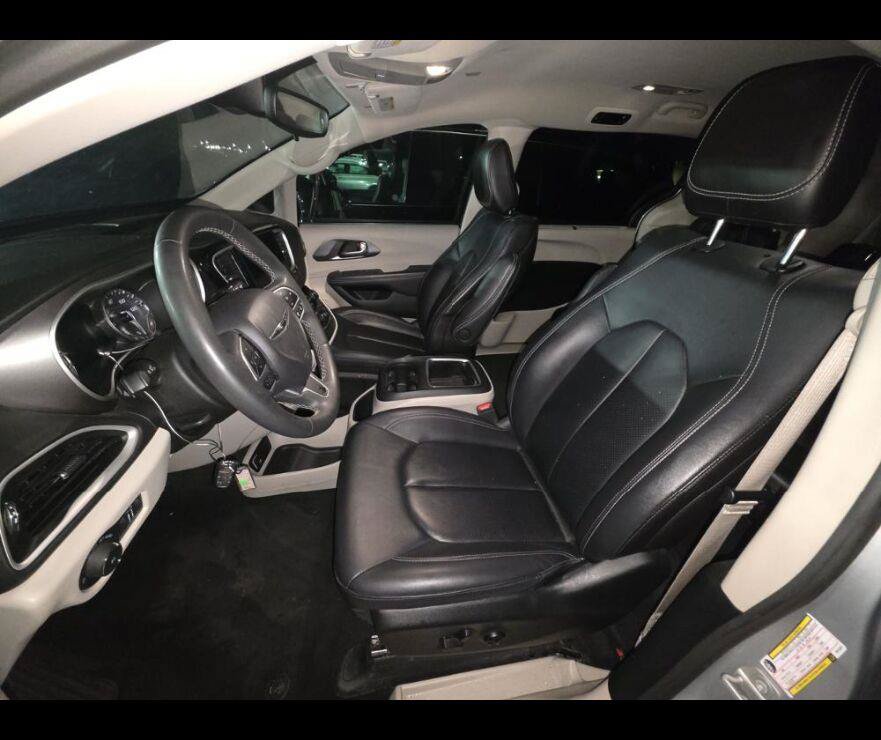 Used 2024 Chrysler Pacifica Touring-L FWD image 3