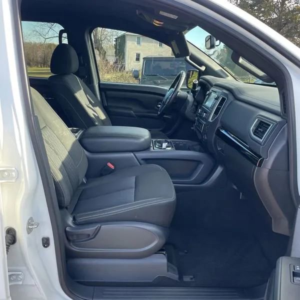 Used 2018 Nissan Titan SV w/ SV Convenience Package image 11