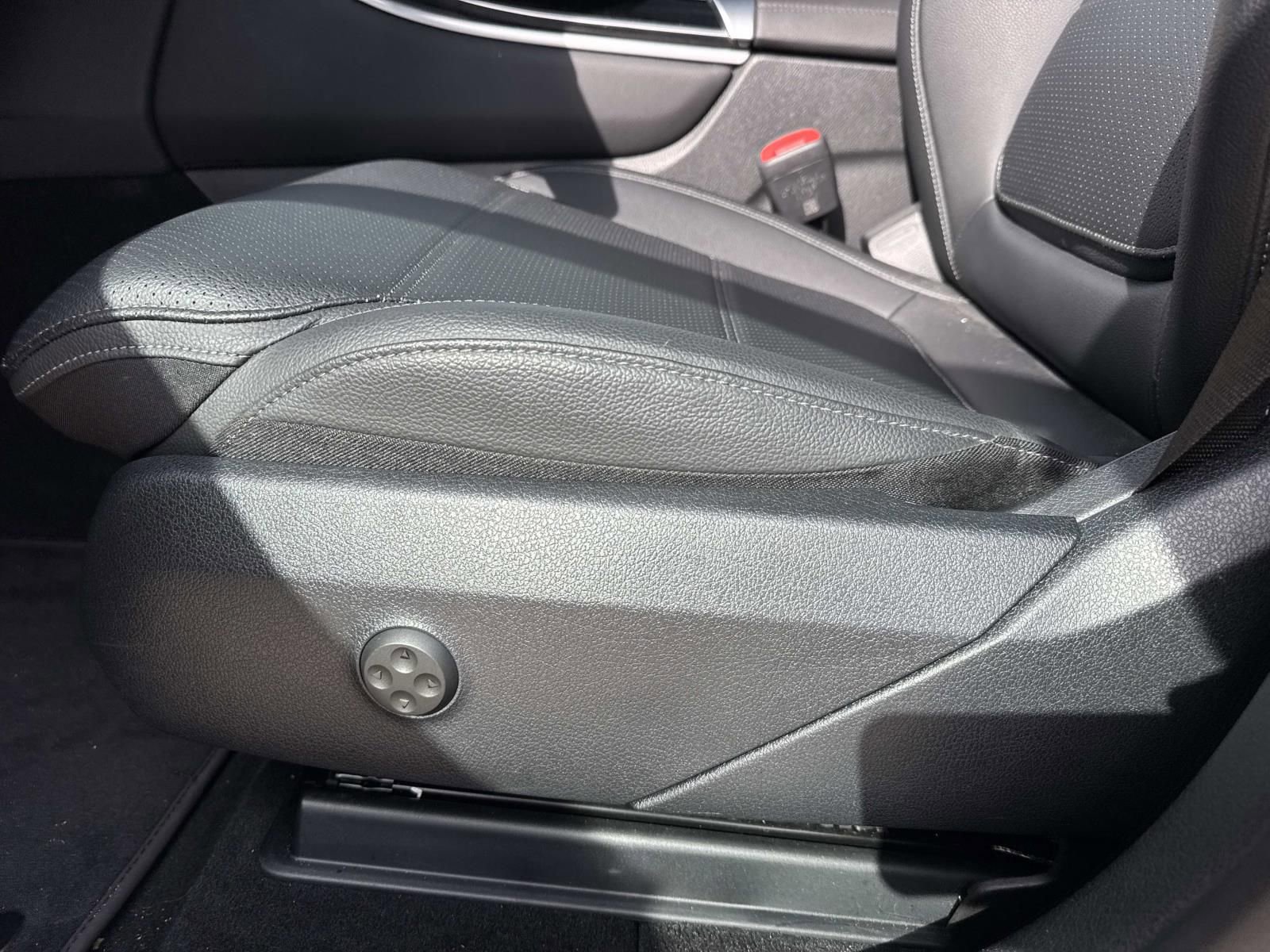 Used 2025 Mercedes-Benz GLC 300 image 17