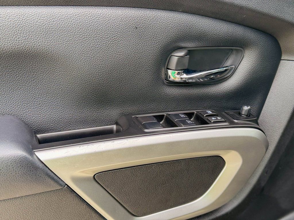 Used 2024 Nissan Titan SV w/ SV Convenience Package image 18