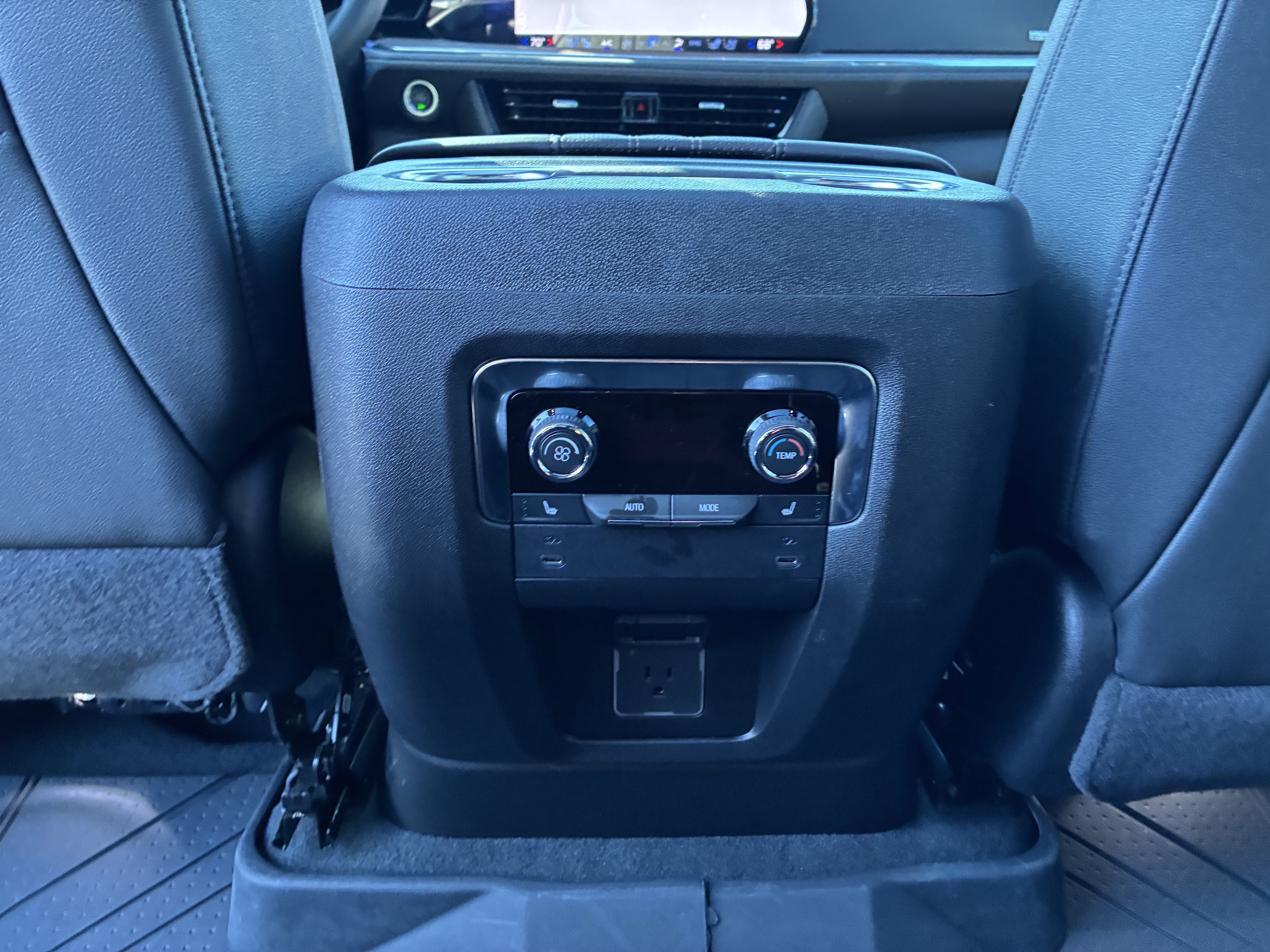 Used 2026 Chevrolet Suburban High Country AWD/4WD image 17