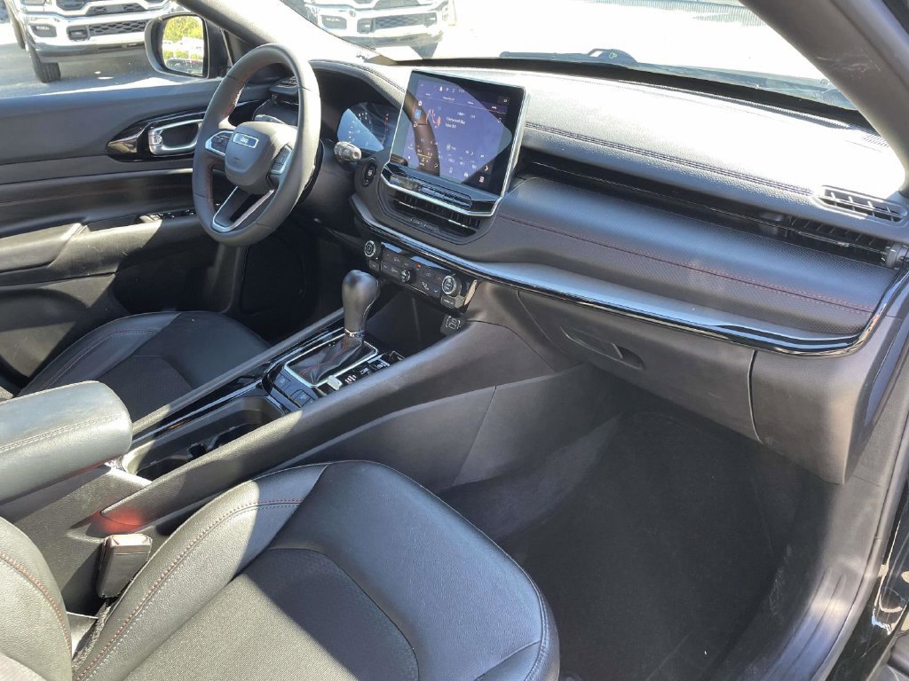 Used 2025 Jeep Compass Trailhawk AWD/4WD image 15
