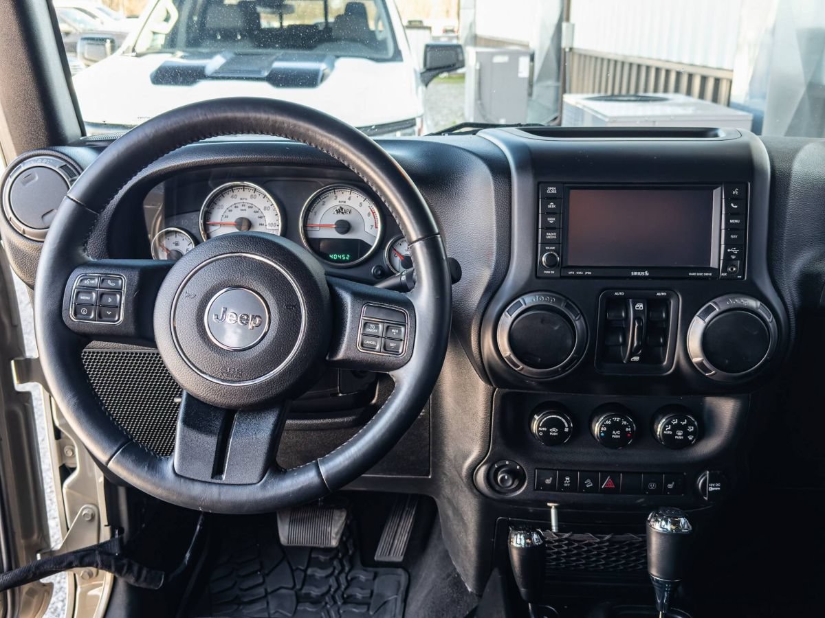 Used 2017 Jeep Wrangler Unlimited Rubicon w/ Cold Weather Group AWD/4WD image 10