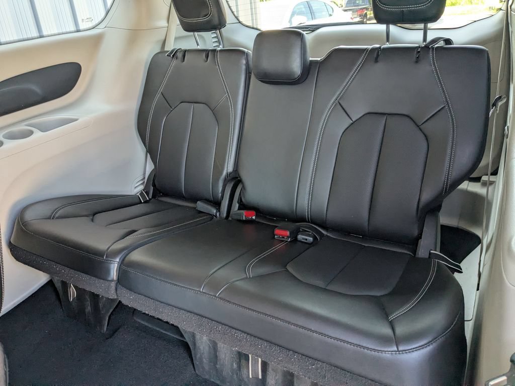 Used 2024 Chrysler Pacifica Touring-L FWD image 26