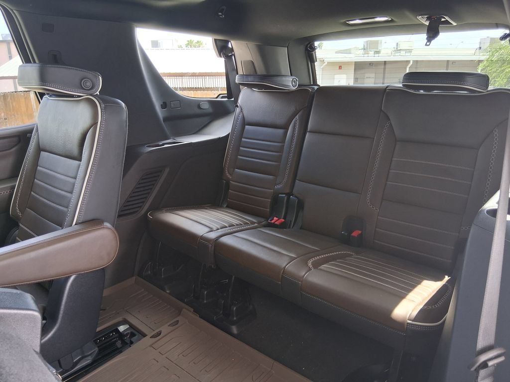 Used 2025 GMC Yukon Denali Ultimate w/ LPO, Floor Liner Package AWD/4WD image 24