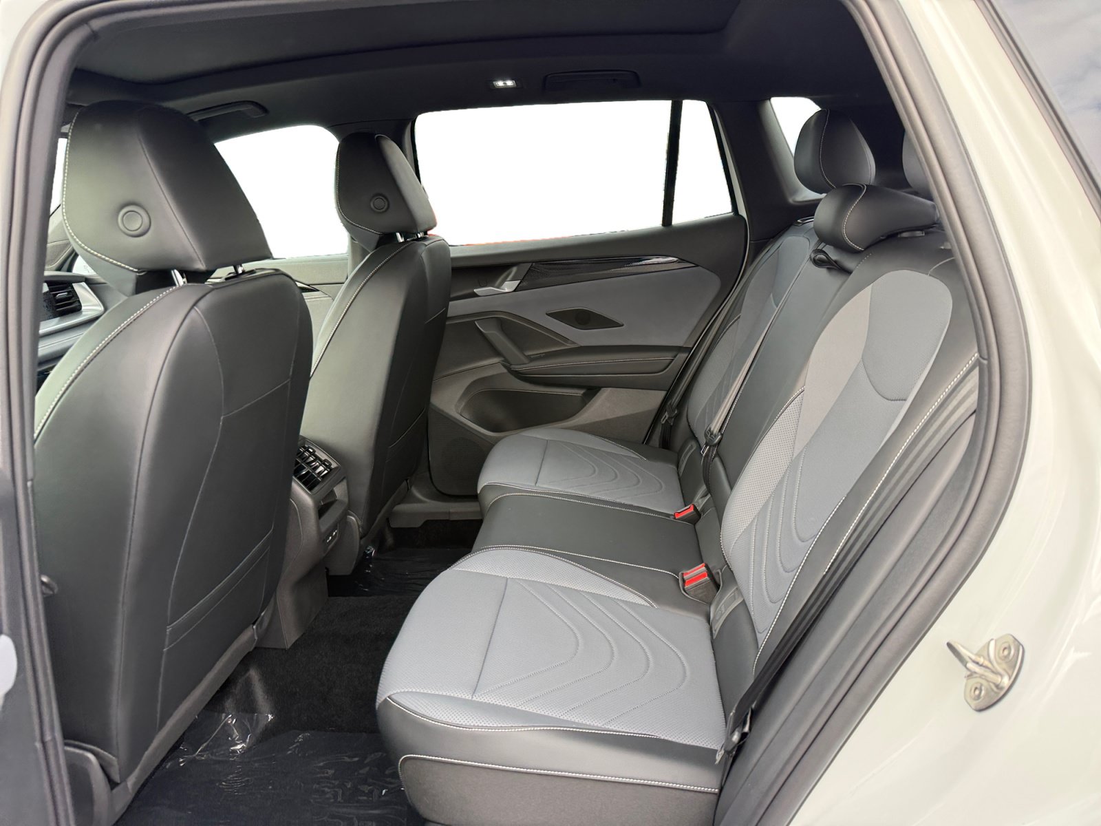 New 2026 Volkswagen Tiguan SE R-Line AWD/4WD image 16