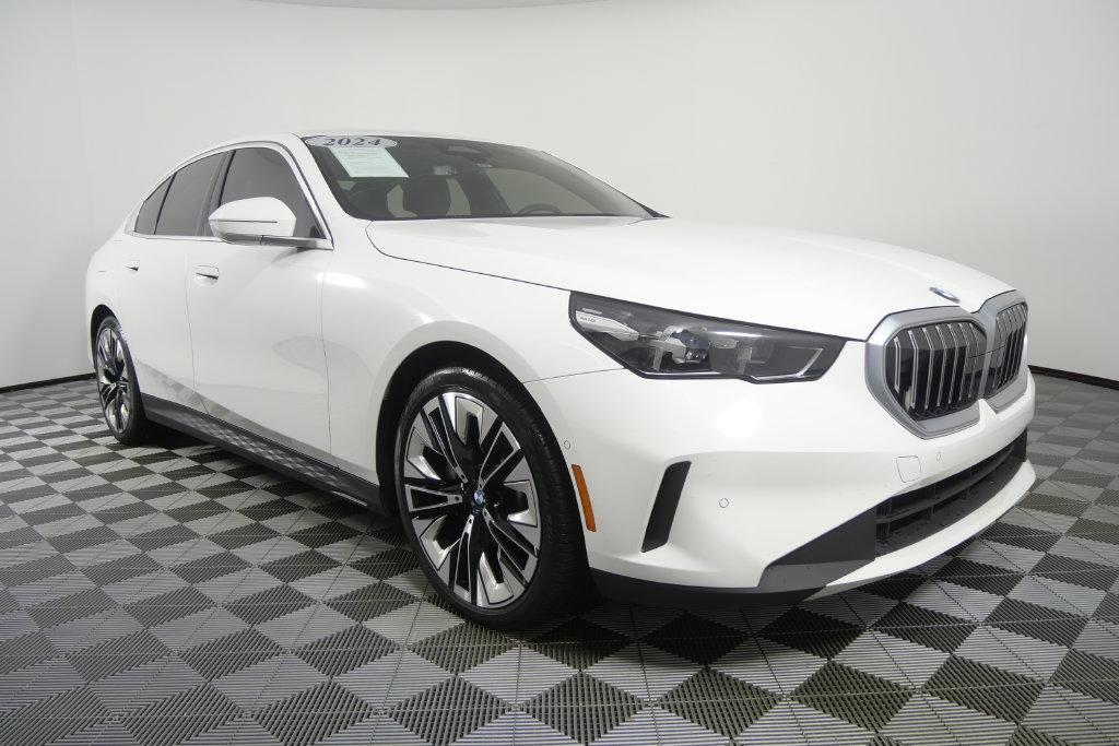 Used 2024 BMW 530i w/ Convenience Package RWD image 2
