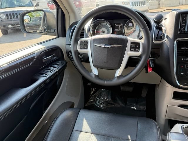 Certified 2016 Chrysler Town & Country Touring FWD image 9