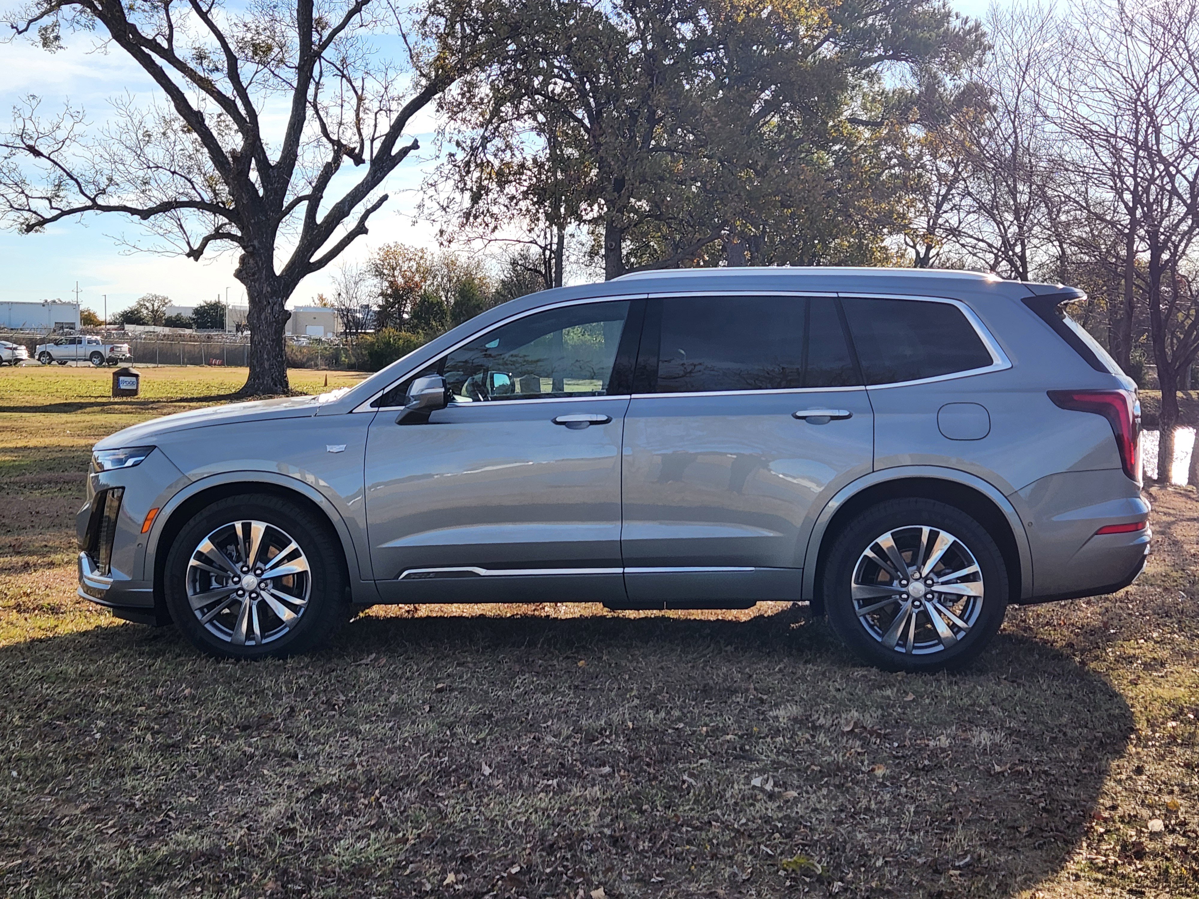 Used 2025 Cadillac XT6 Premium Luxury w/ Technology Package image 4